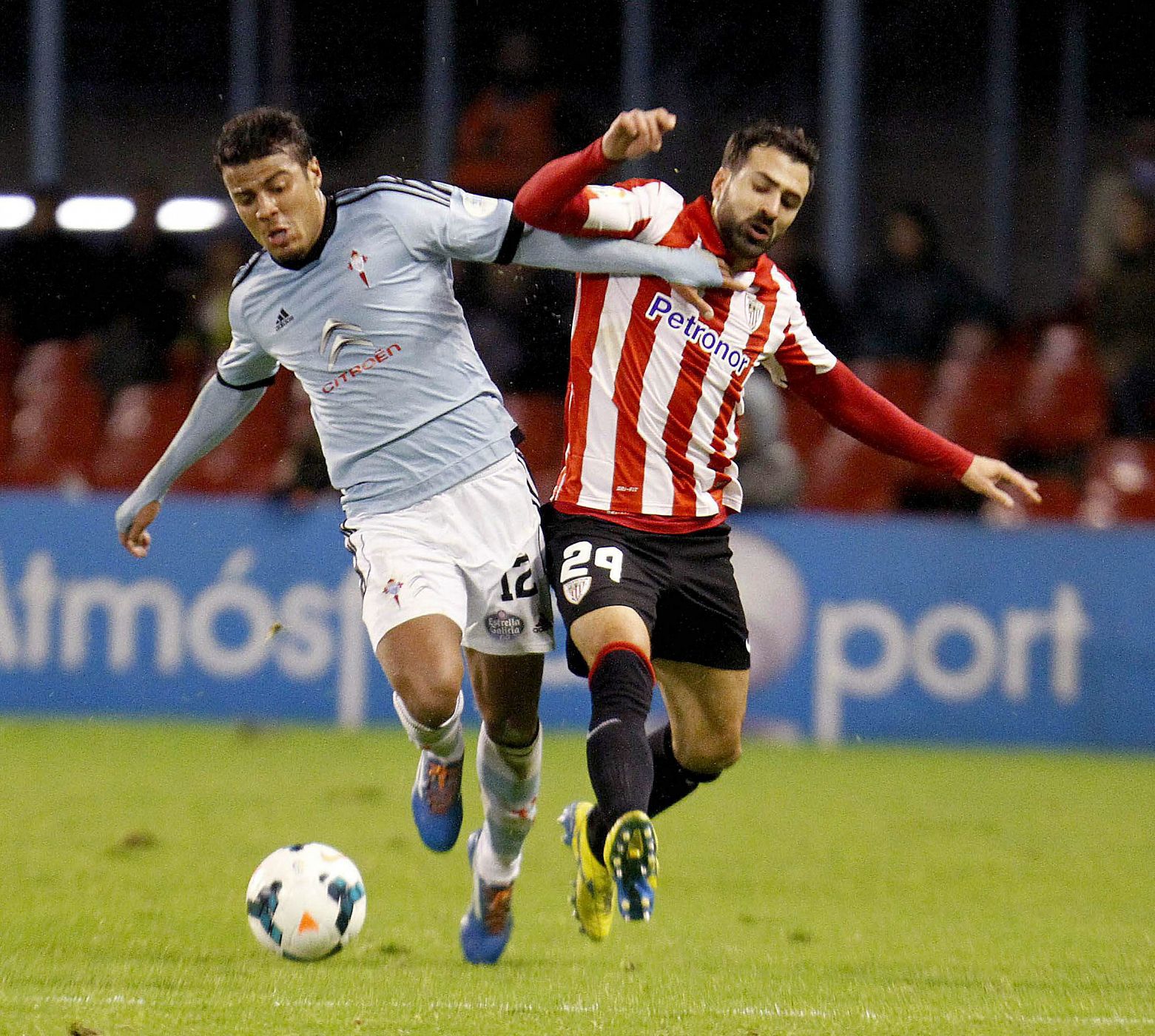 Rafinha (i) pugna por un balón con Balenziaga durante el partido.