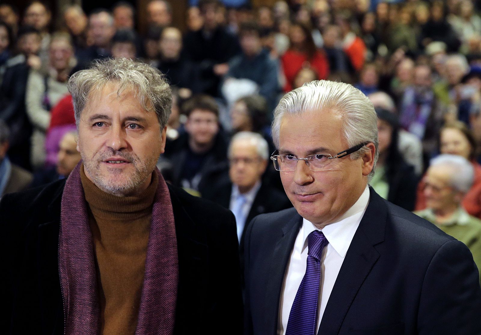 El exjuez de la Audiencia nacional Baltasar Garzón y Manuel Rivas,antes de participar en su ponencia.
