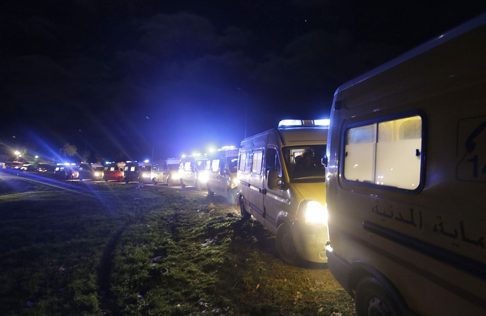 Varias ambulancias trasladan a las víctimas tras el accidente de avión en Argelia