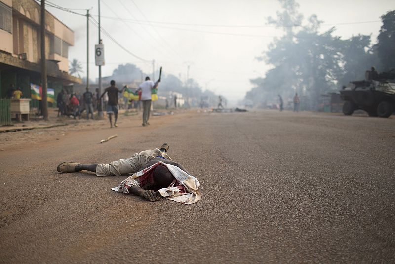 El cuerpo de un musulmán yace en una carretera de Bangui