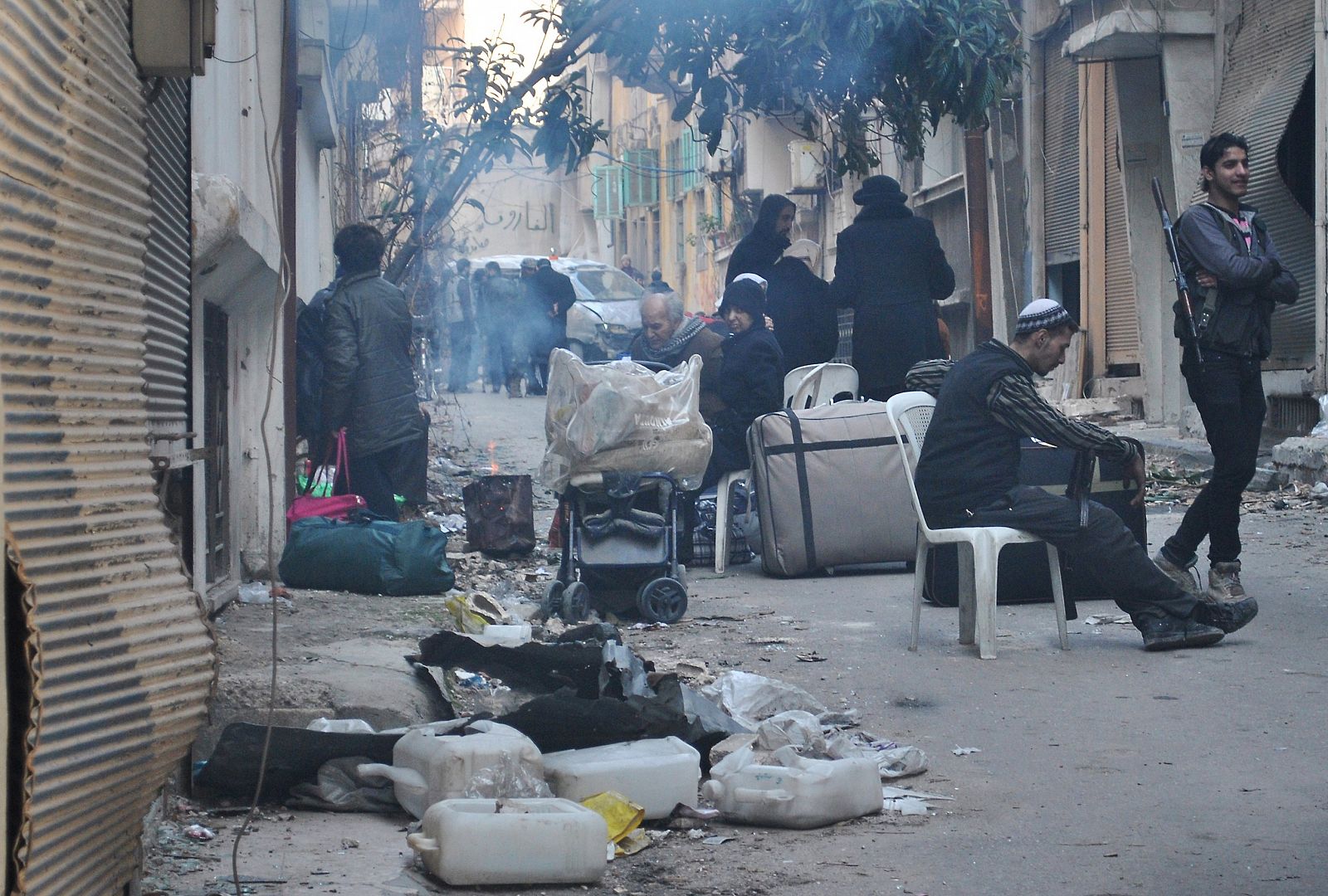 Civiles sirios esperan, el 11 de febrero, a ser evacuados de Homs