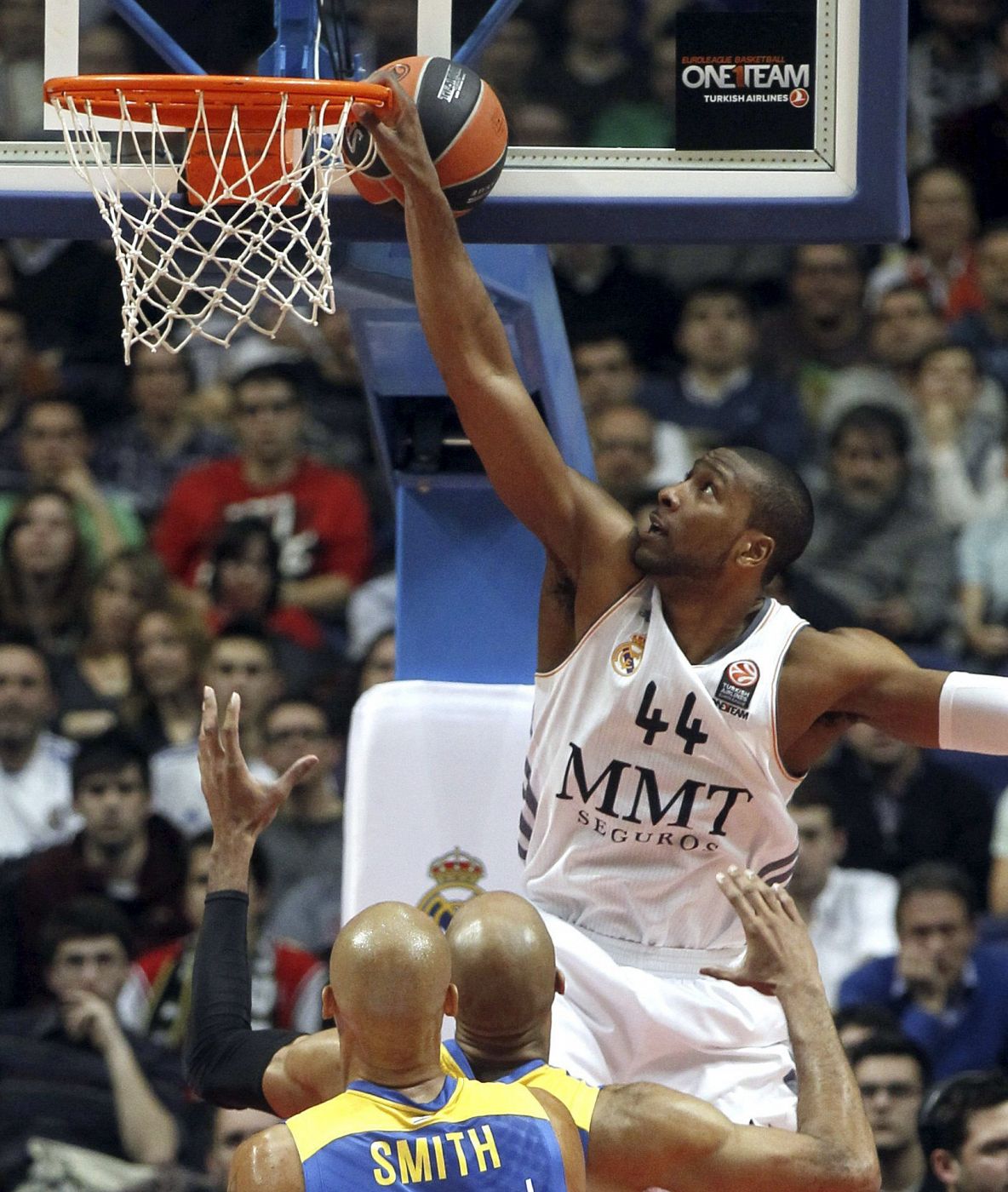 El alero estadounidense del Real Madrid Marcus Slaughter entra a canasta.