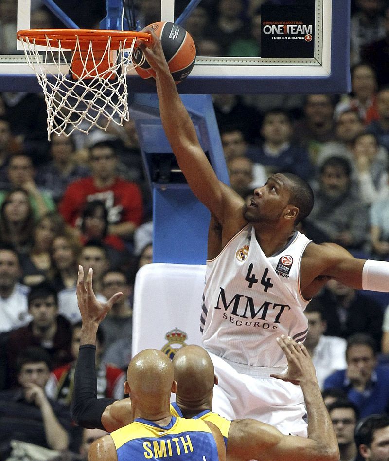 El alero estadounidense del Real Madrid Marcus Slaughter entra a canasta.