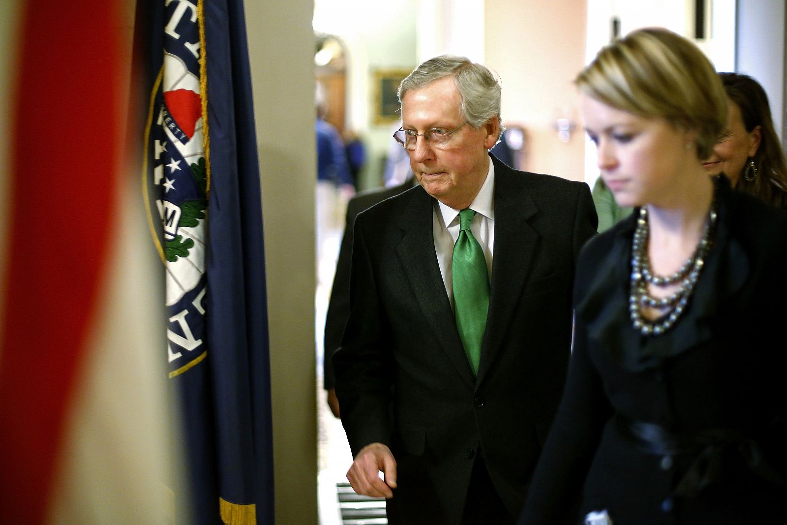 El líder de la minoría republicana en el Senado, Mitch McConnell, regresa a su oficina tras la votación