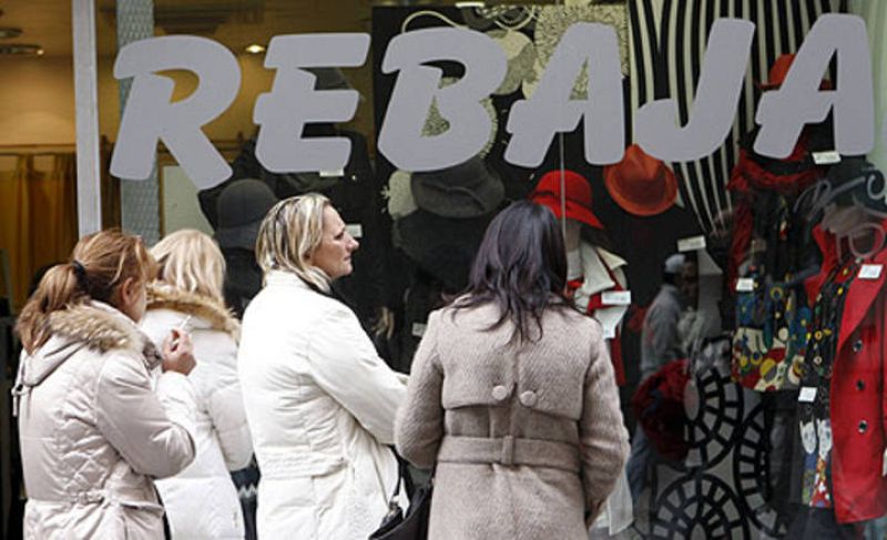 Varias mujeres contemplan un escaparate en rebajas