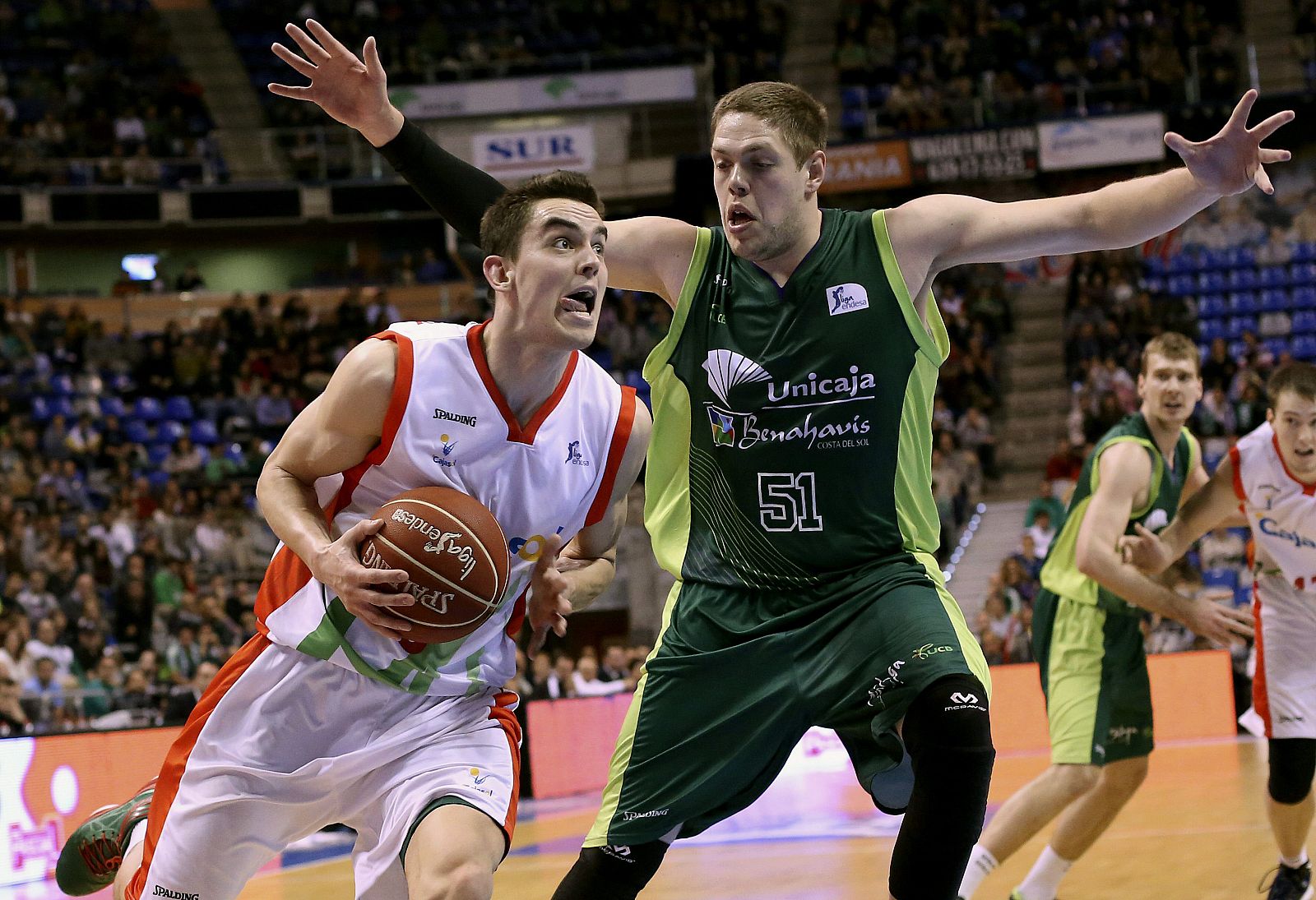 El pívot serbio del Unicaja Málaga Vladimir Stimac (d) defiende la acción del base checo del Cajasol, Tomas Satoransky