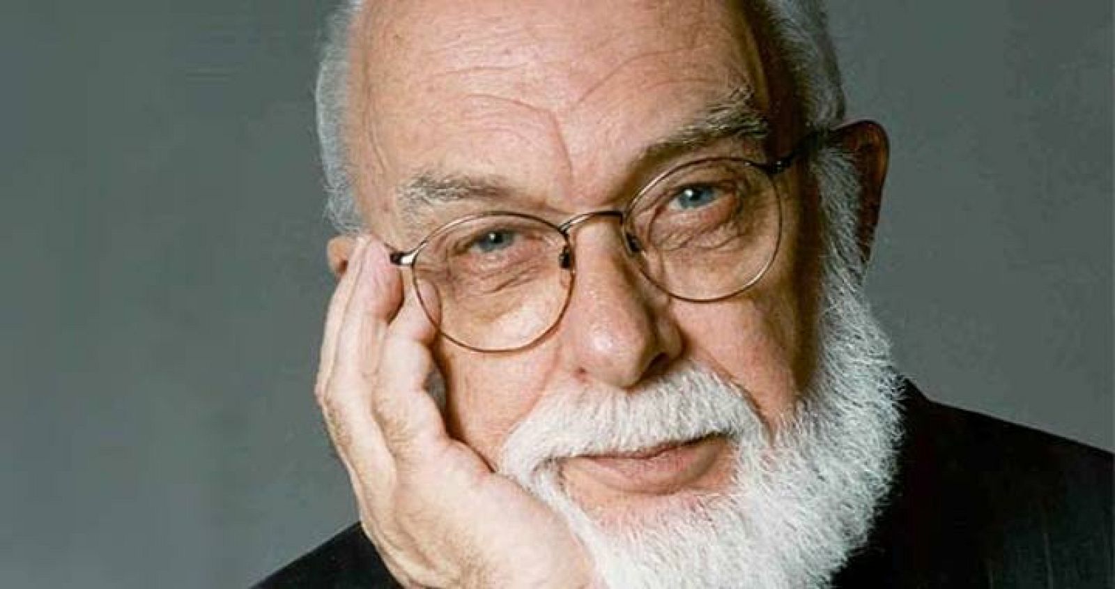  James Randi, mago e investigador conocido, sobre todo, por su esfuerzo por desmitificar la pseudociencia y los fenómenos paranormales.