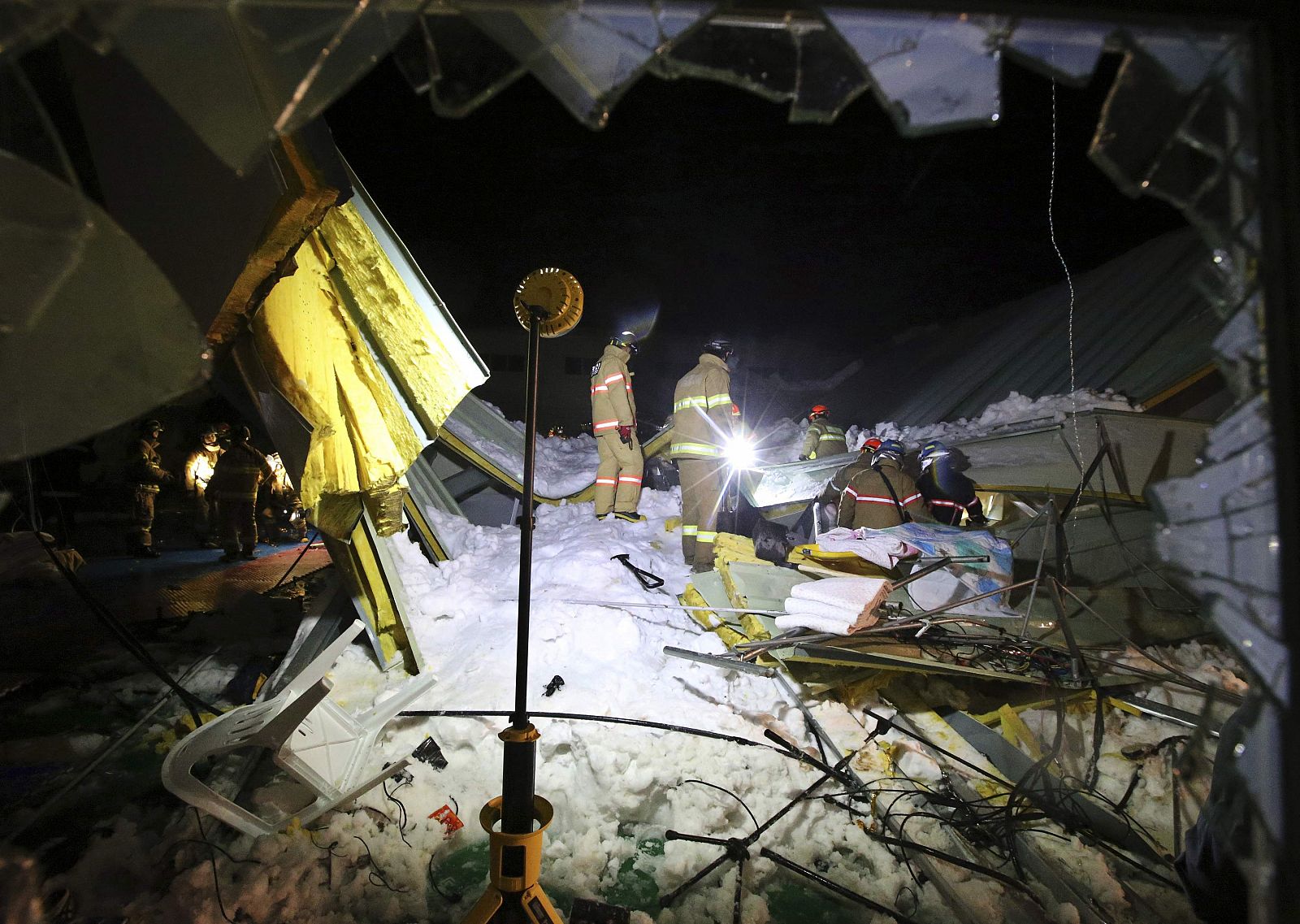 El equipo de bomberos de Gyeongju trabaja en las labores de rescate de supervivientes entre los escombros del gimnasio derrumbado.