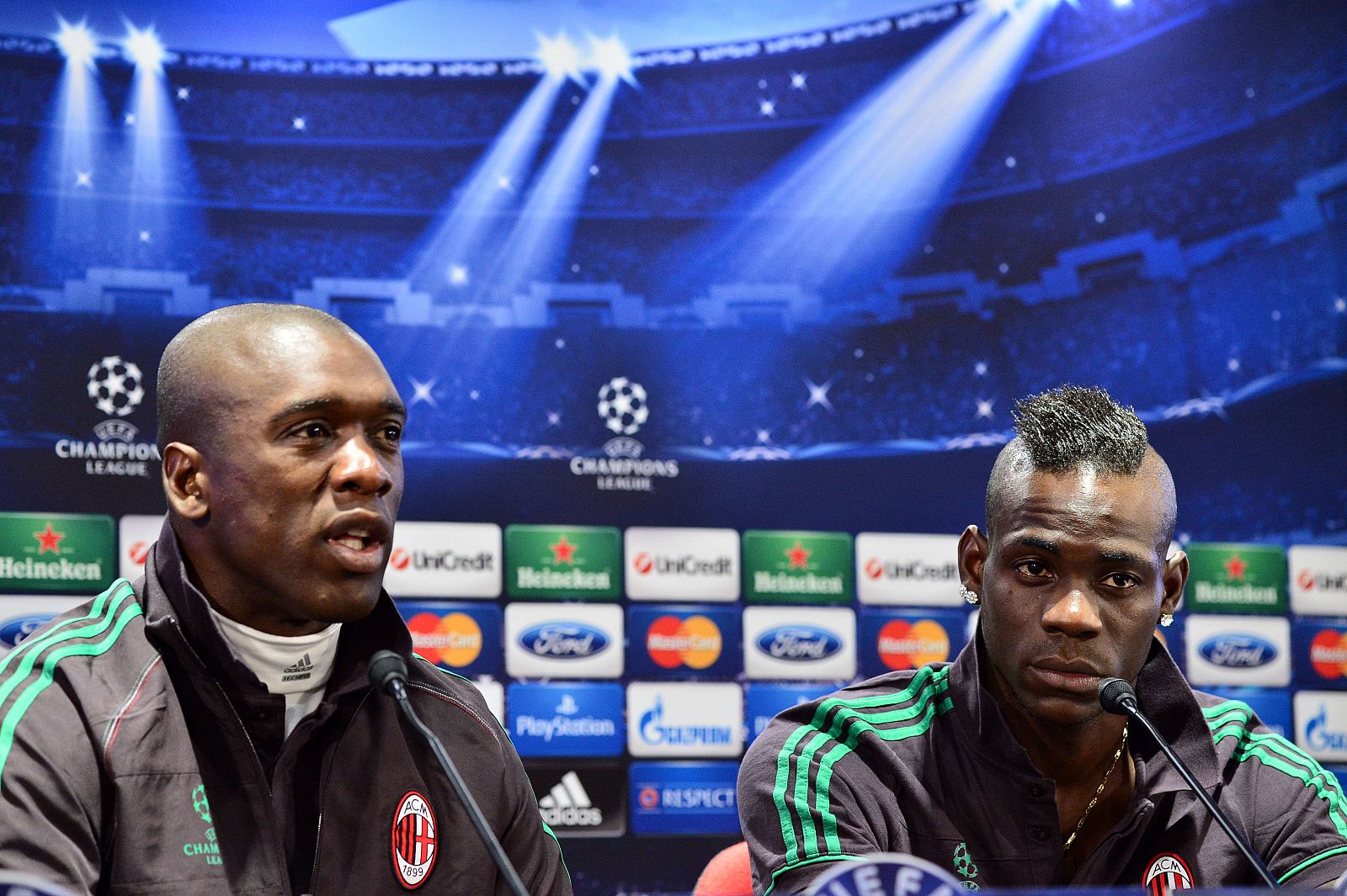 Clarence Seedorf junto a Mario Balotelli durante la rueda de prensa.