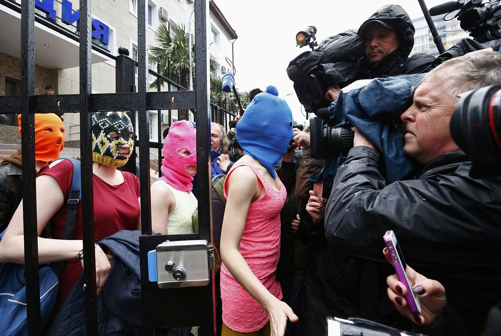 Las Pussy Riot, a su salida de la comisaría en Sochi