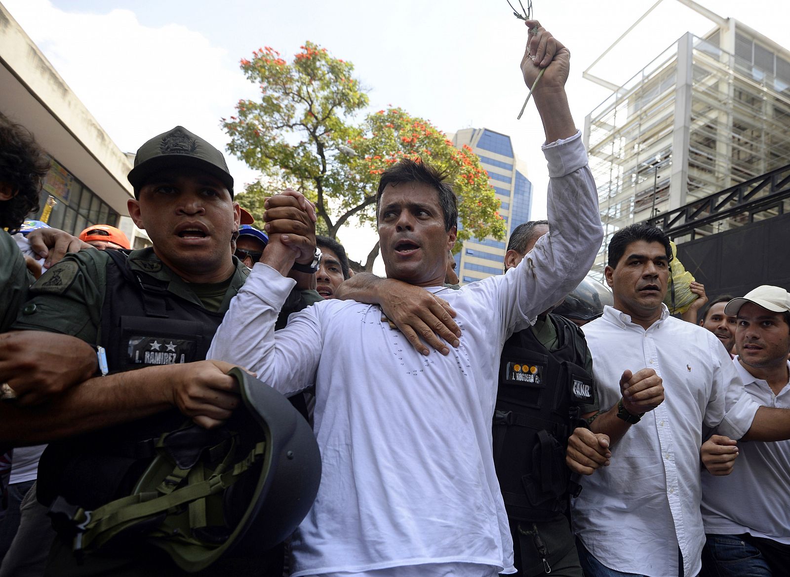 Momento en el que el opositor venezolano, Leopoldo López, se entrega a la policía