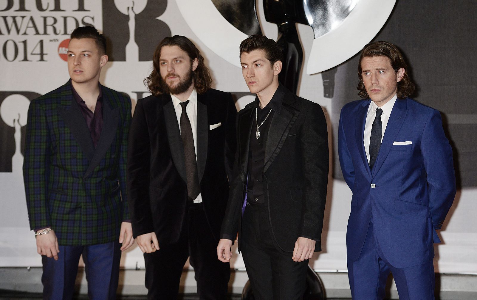 Los integrantes del grupo británico Artic Monkeys posan a su llegada a los Premios Británicos de la Música 2013, en el O2 Arena en Londres.