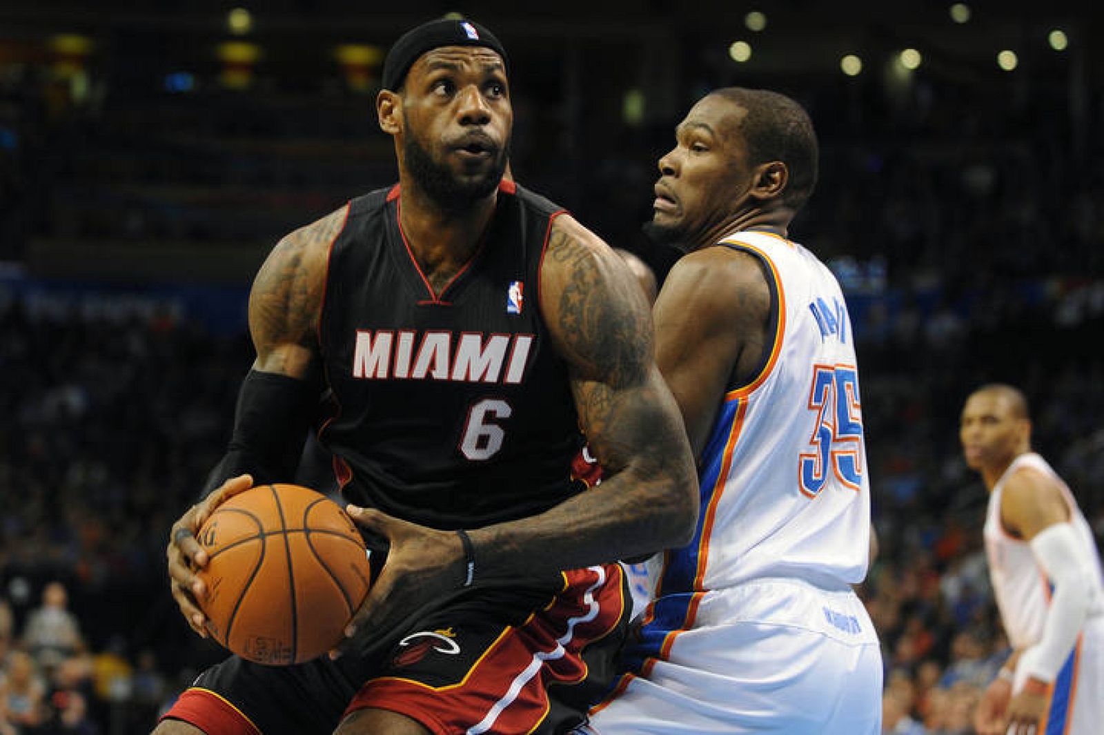 Los aleros LeBron James (izquierda, Miami Heat) y Kevin Durant (derecha, Oklahoma City Thunder) se enfrentan en uno de los mejores duelos de la liga