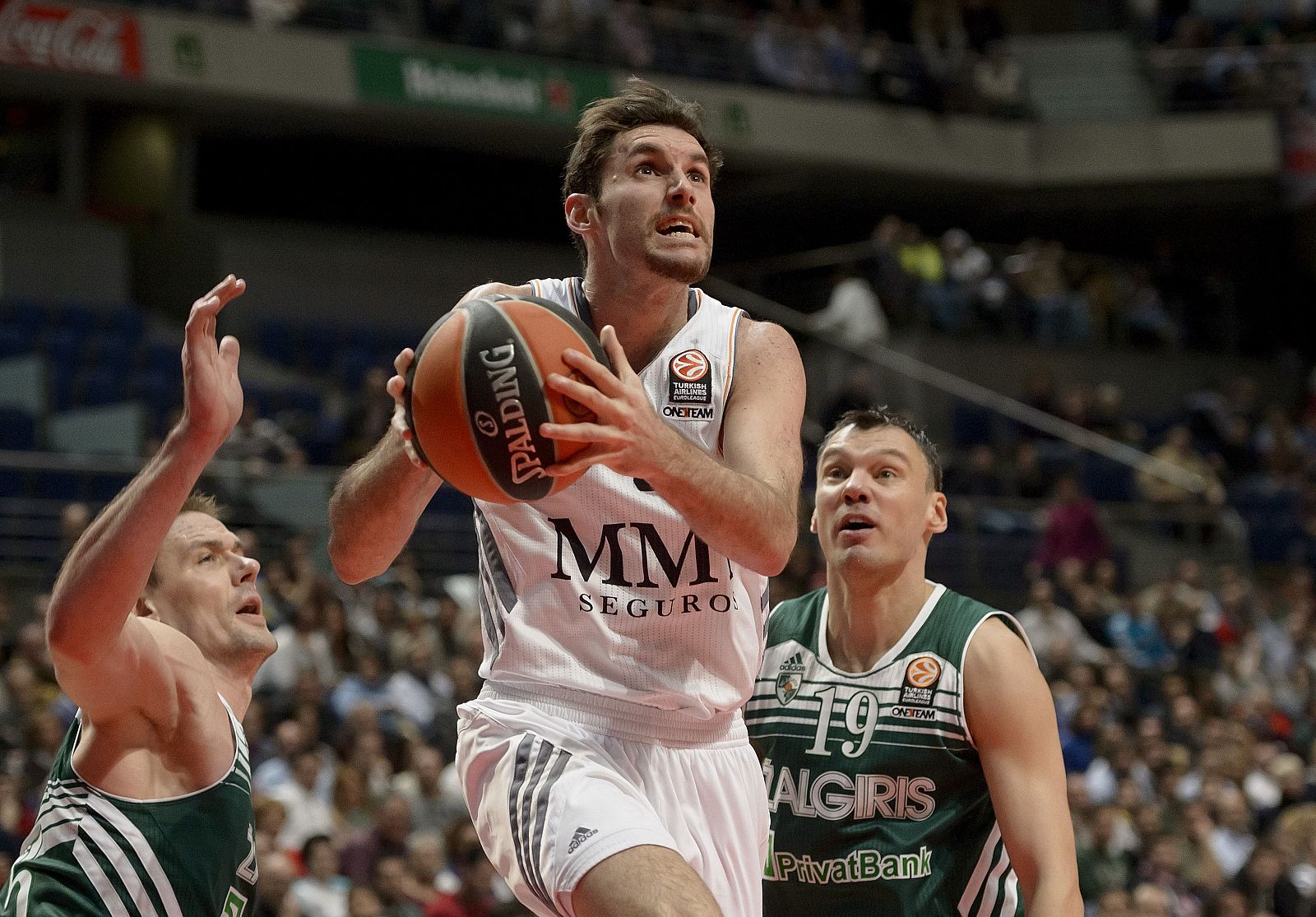 Rudy Fernández entrando a canasta ante dos rivales del Zalgiris.