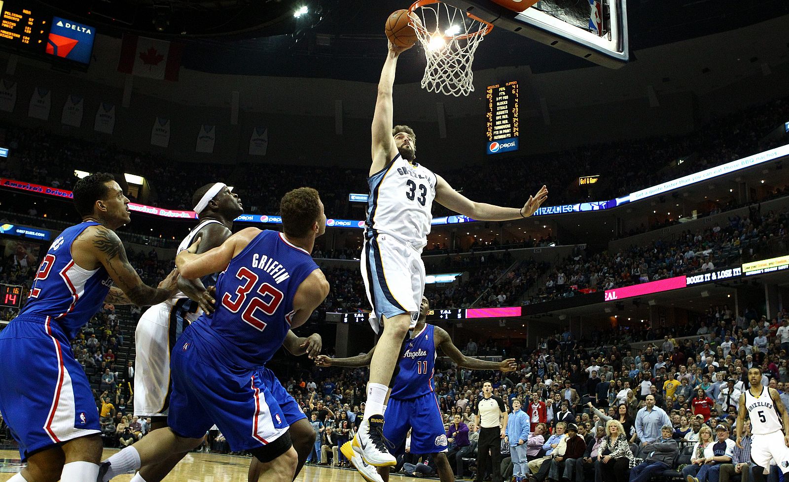 El español Marc Gasol (d) de los Grizzlies de Memphis realiza un mate ante Matt Barnes (i) y Blake Griffin (2-d) de los Clippers de Los Ángeles