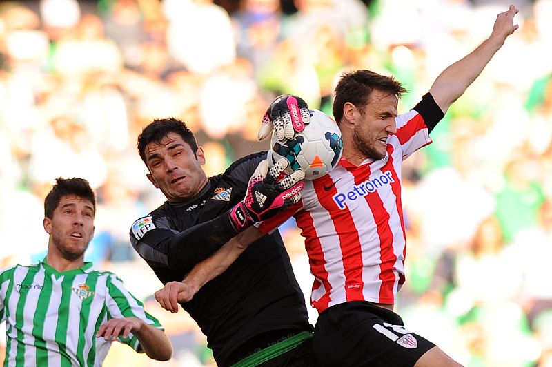El guardameta Adan trata de despejar un balón ante Gurpegi.