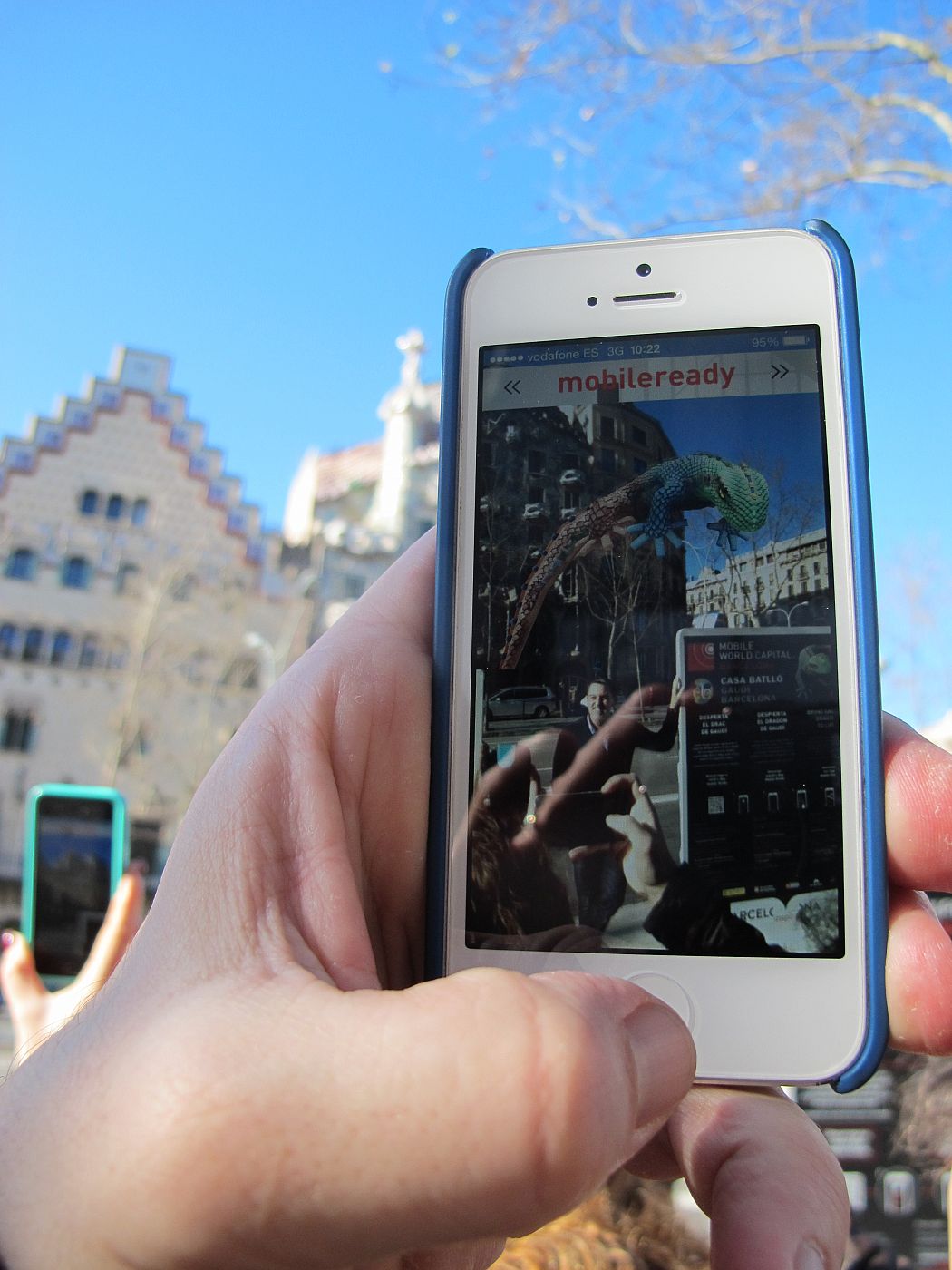 Con una aplicación de realidad aumentada, en el Paseo de Gracia los turistas pueden fotografiarse con el dragón de Sant Jordi mientras sale de la Casa Batlló.