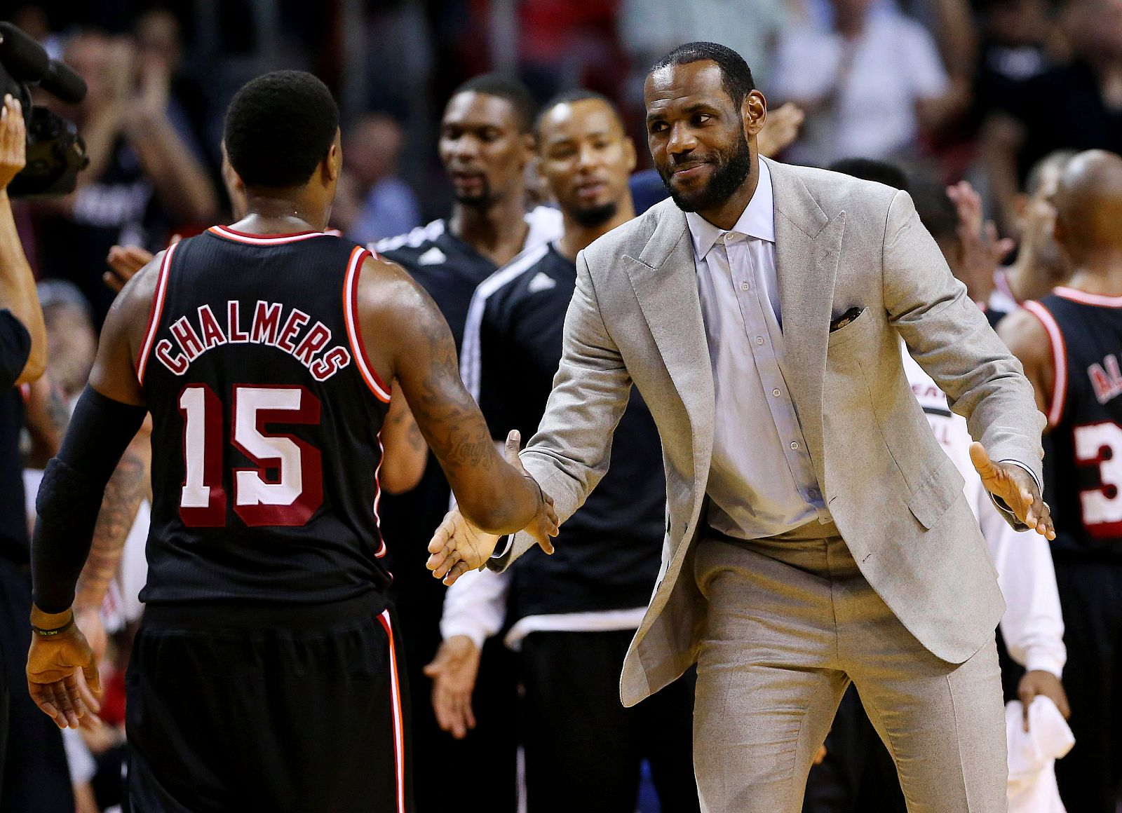 LeBron James, que ha visto el partido desde la grada, felicita a Mario Chalmers en el segundo cuarto.