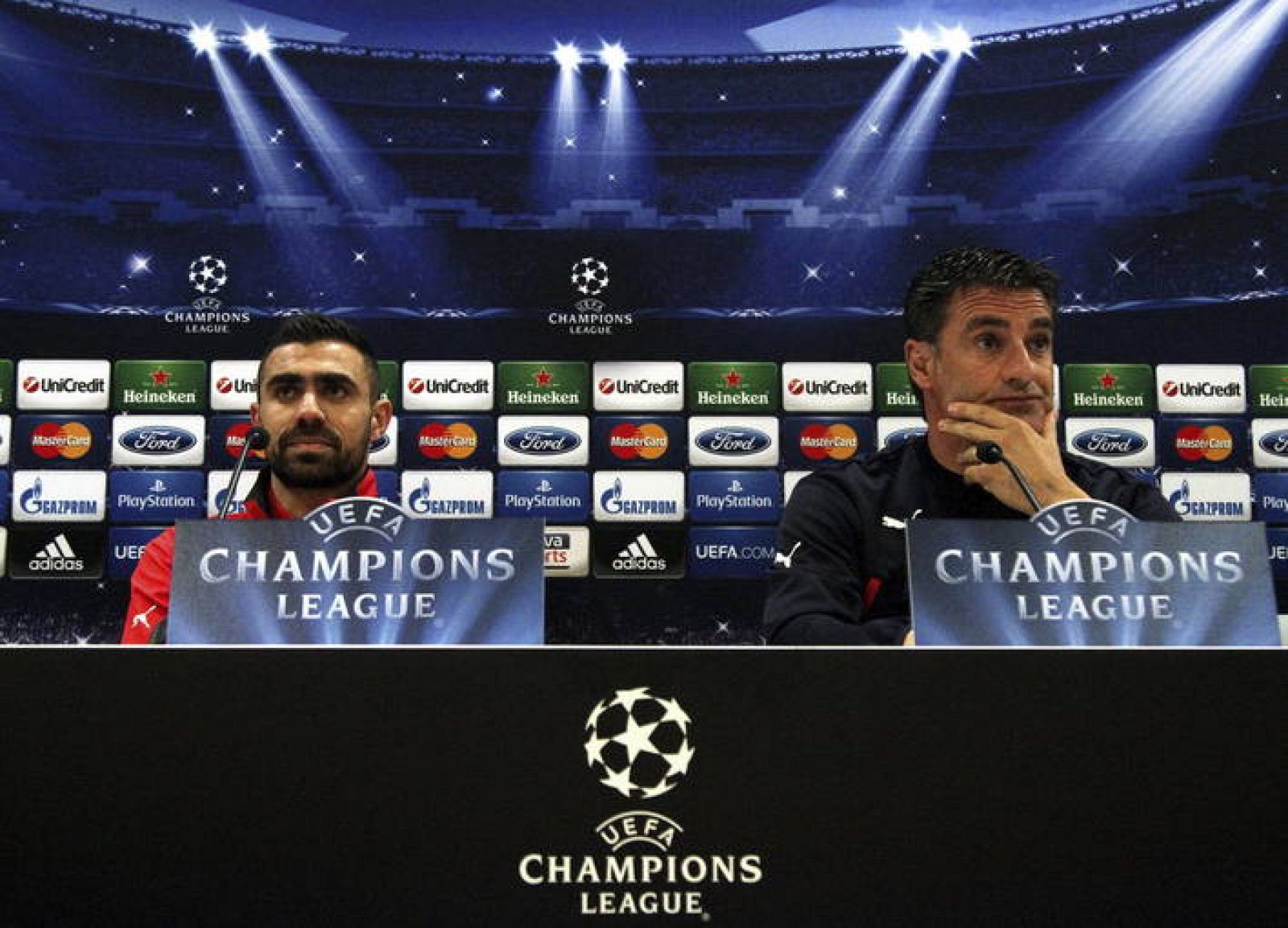 El entrenador del Olympiacos, el español Miguel González "Michel" (d), y el capitán del equipo, Yiannis Maniatis (i)