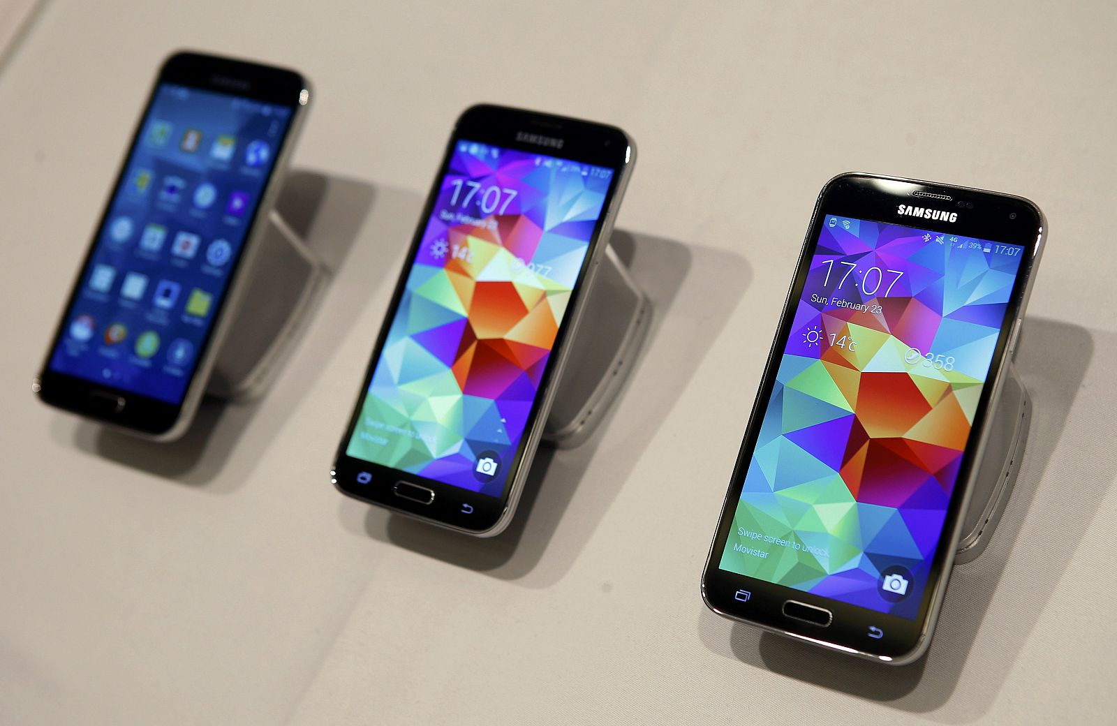 El nuevo móvil de Samsung, el Galaxy S5 expuestos en el Mobile World Congress de Barcelona 2014.