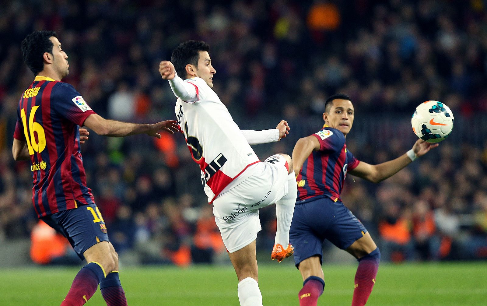 Alexis Sánchez (dcha.), en el partido contra el Rayo Vallecano