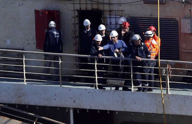 El capitán Francesco Schettino (centro de la imagen) gesticula a bordo del Costa Concordia