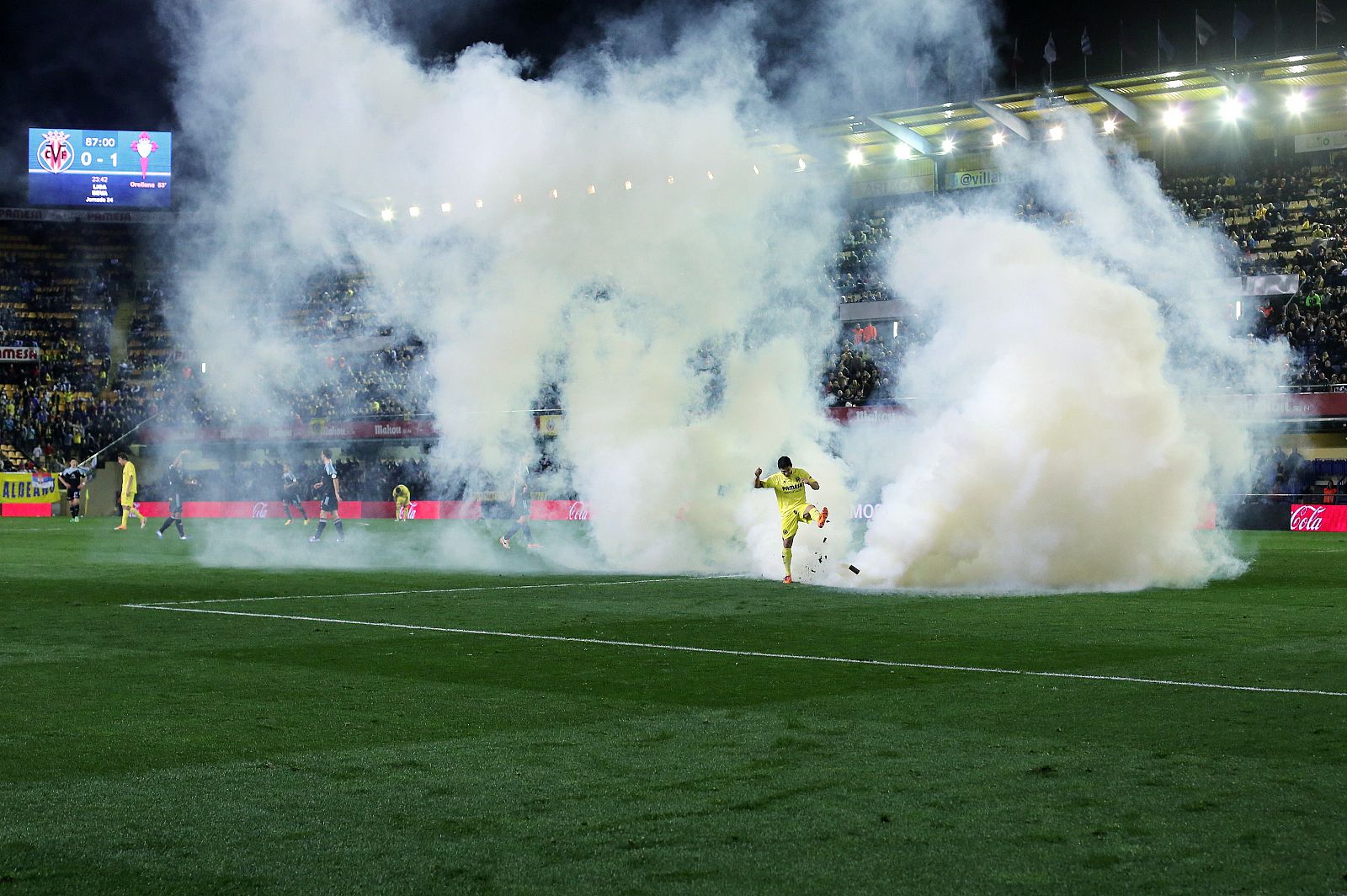 El jugador del Villarreal Jonathan Pereira golpea el bote de gas durante el partido.