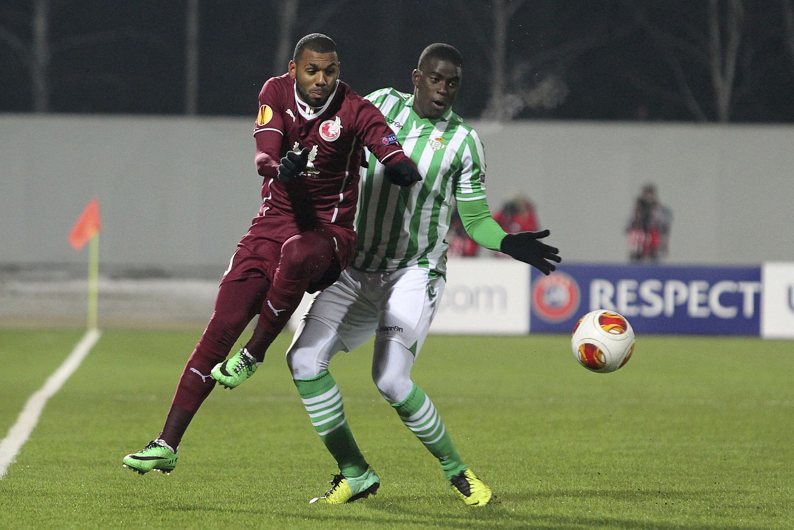 El centrocampista senegalés del Real Betis, Alfred N'Diaye (d) lucha por el balón con Chris Mavinga (i) del Rubin Kazán