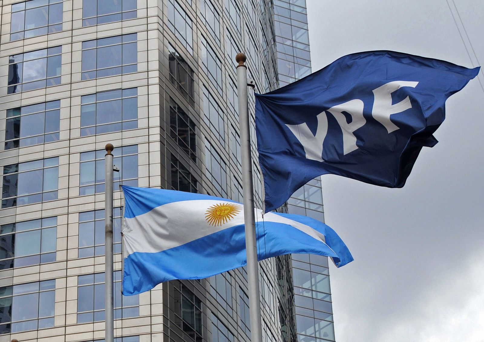 Fotografía de archivo de las banderas de Argentina e YPF