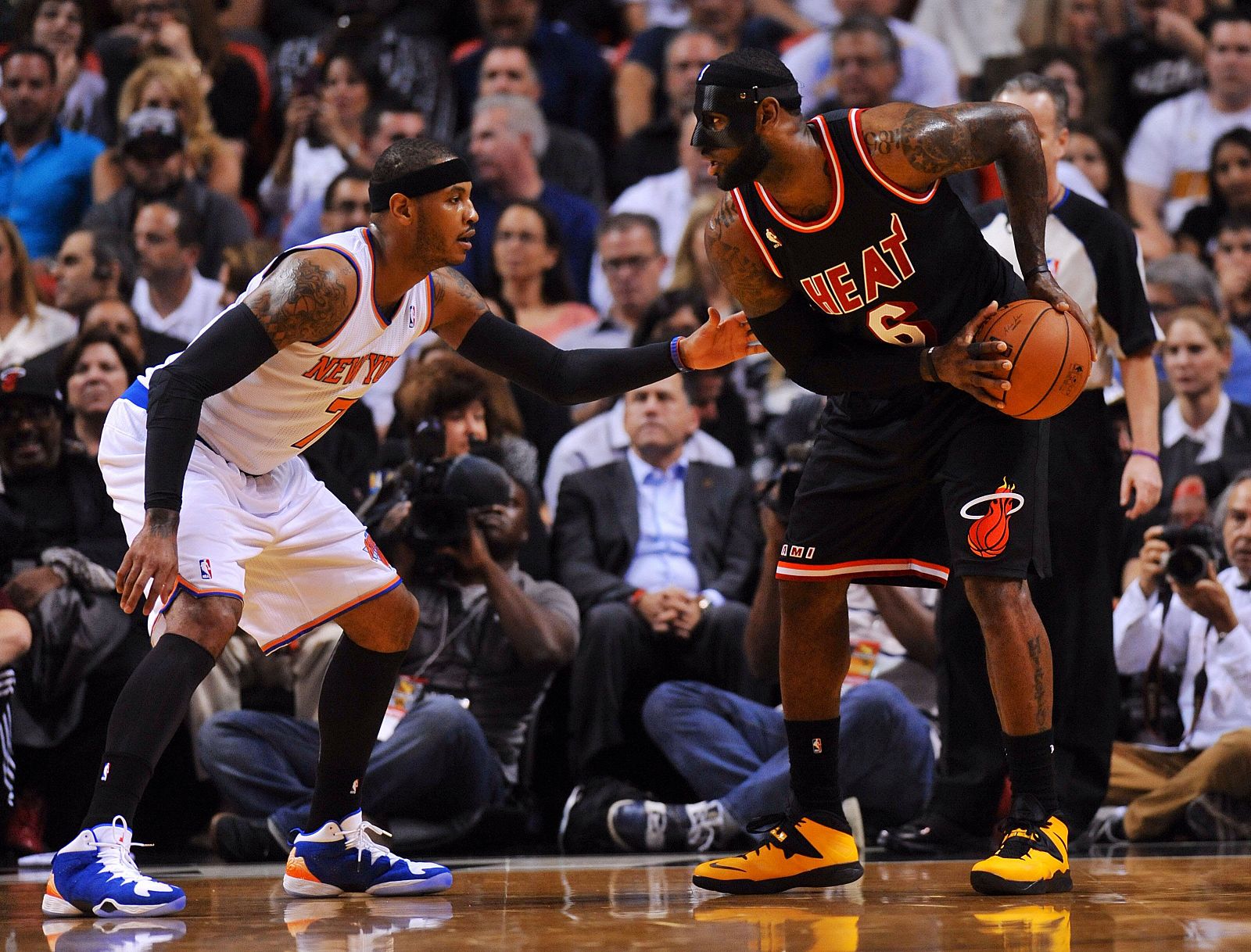 Carmelo Anthony (izquierda) defiende a su rival y amigo LeBron James (derecha) durante el partido entre Knicks y Heat