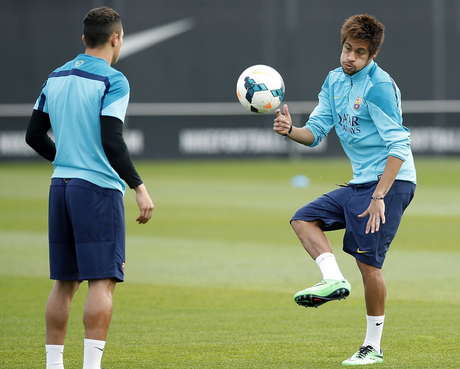 Neymar y Adriano Correia durante un entrenamiento.