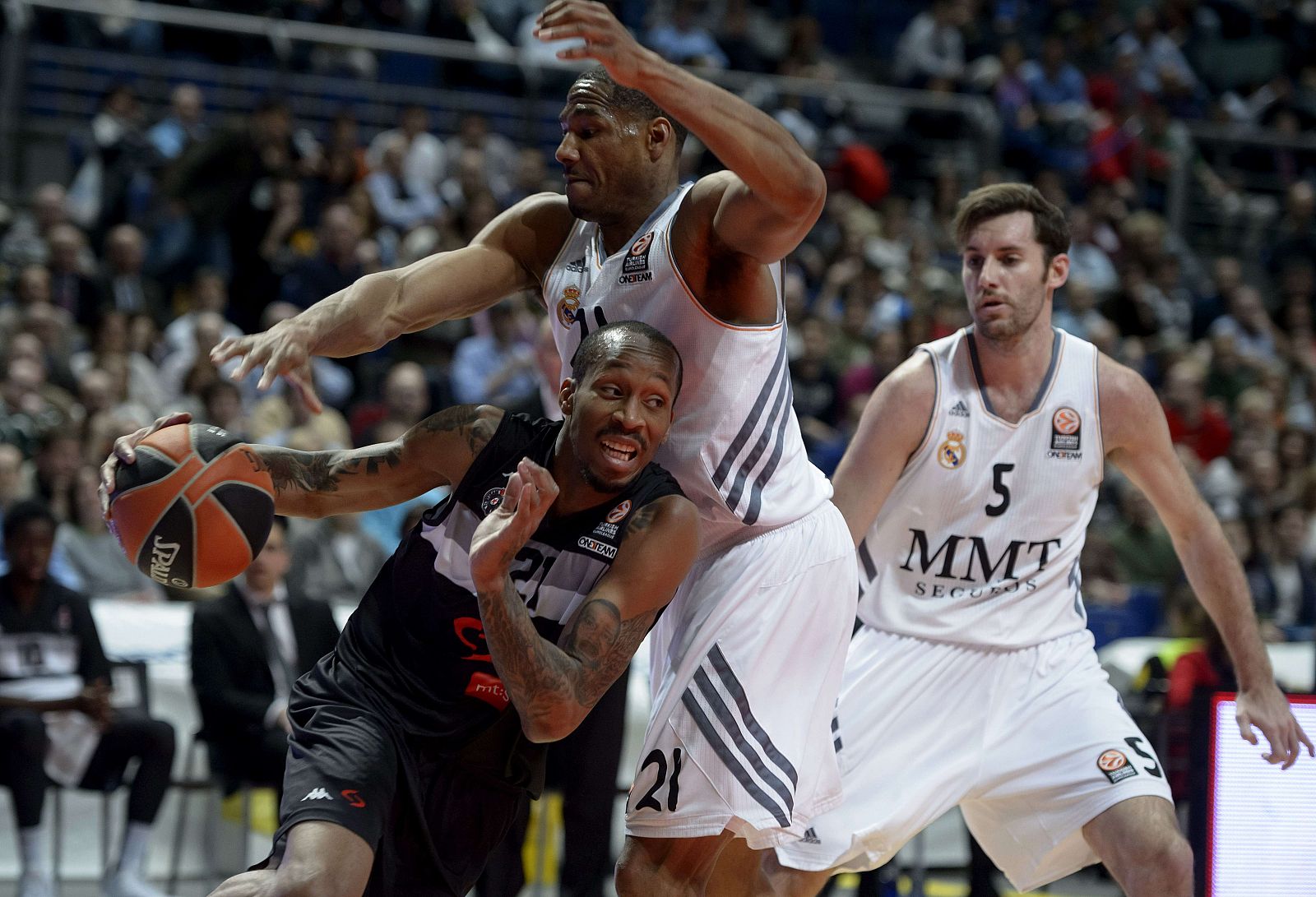 Kinsey, del Partizan, es tapado por Tremmell y Rudy Fernández, del Madrid