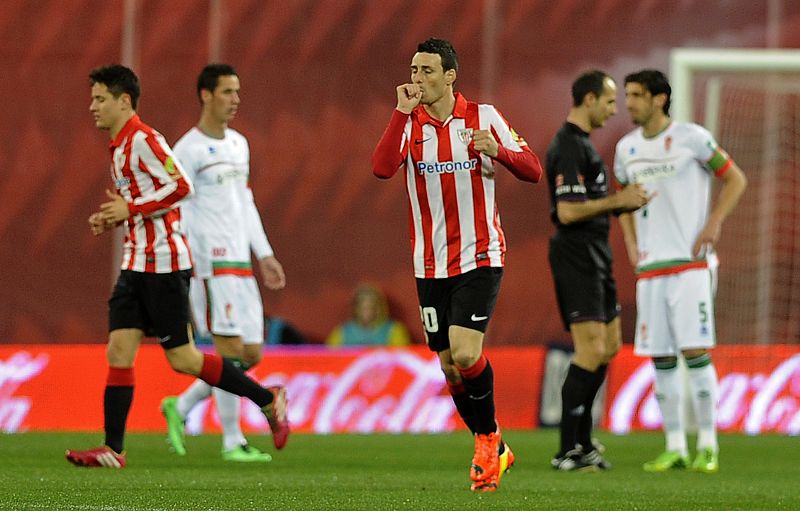 Aritz Aduriz celebra uno de los goles marcados ante el Granada