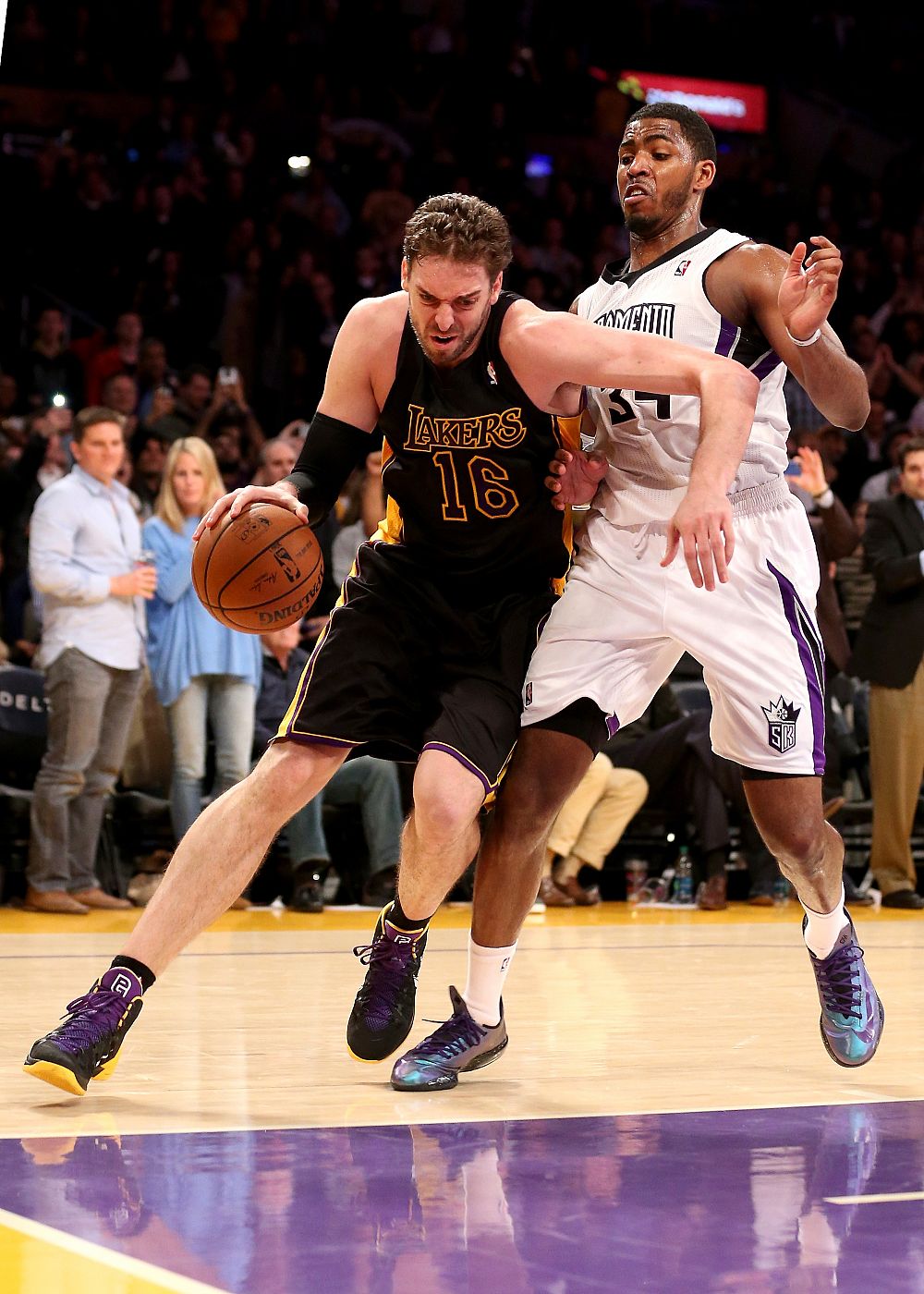 Pau Gasol trata de superar a Jason Thompson durante el partido.