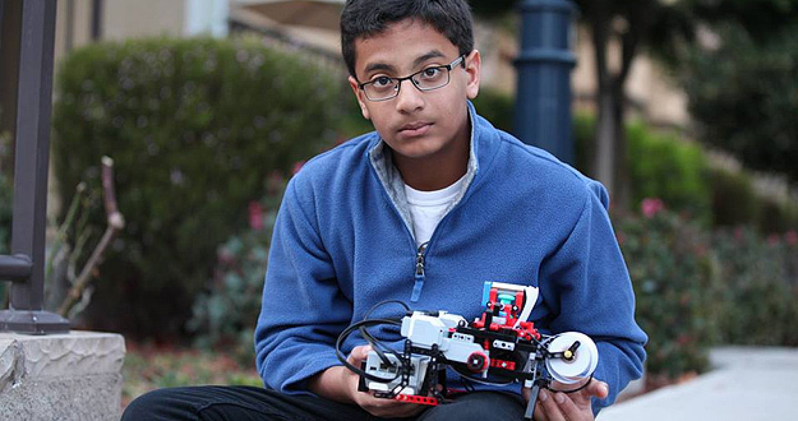 El jovencísimo Shubham Banerjee con la impresora de su creación, Braigo.