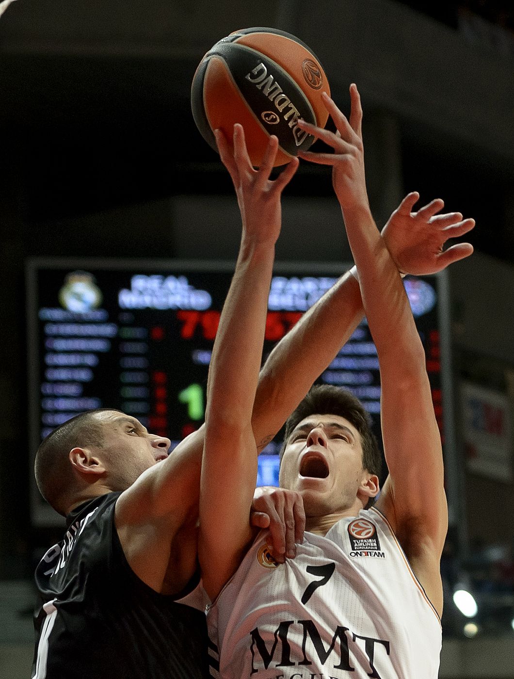 El alero del Real Madrid, Jonathan Barreiro, en una acción frente al Partizan