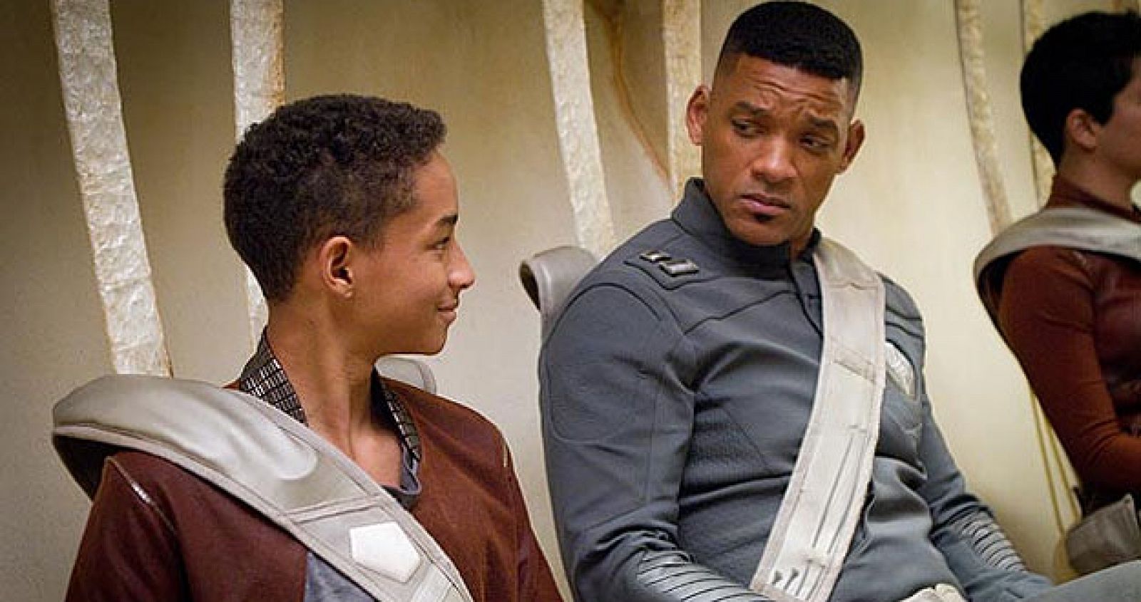 Jaden Smith (i) y Will Smith en la película 'After Earth'