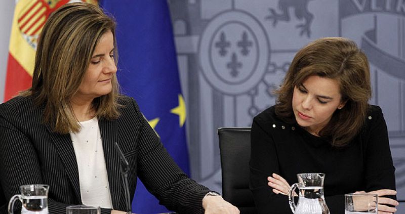 La ministra de Empleo, Fátima Báñez, y la vicepresidenta del Gobierno, Soraya Sáenz de Santamaría
