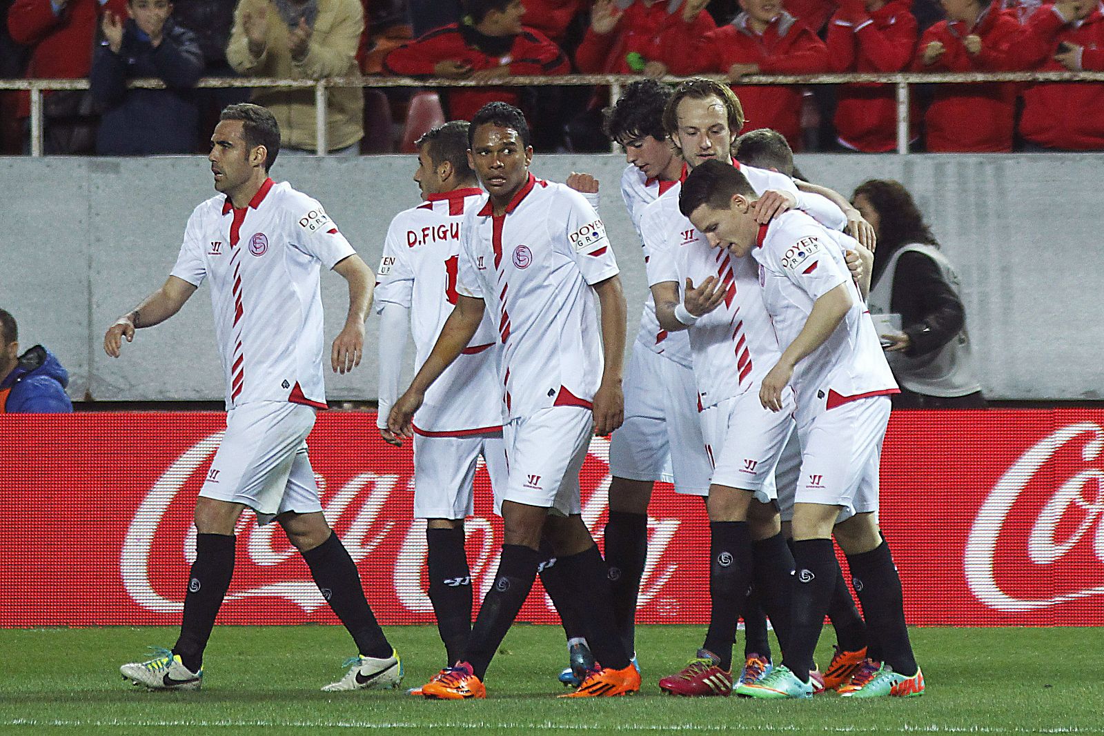 Los jugadores del Sevilla FC celebran el gol de gameiro.