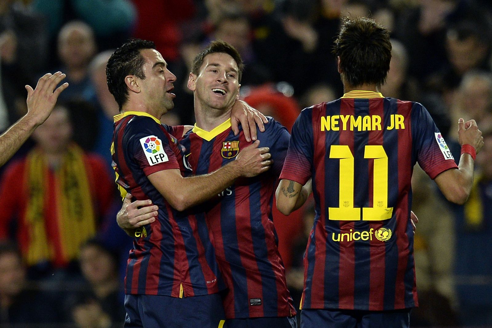 Leo Messi celebra con Xavi y Neymar su gol ante el Almería