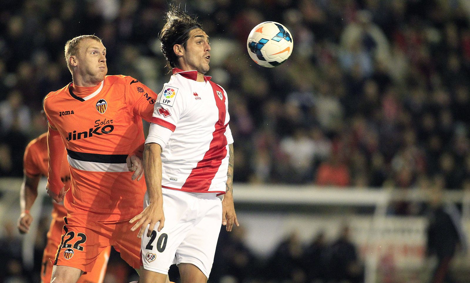 Larrivey (d) controla el balón ante Jérémy Mathieu (i) durante el partido.