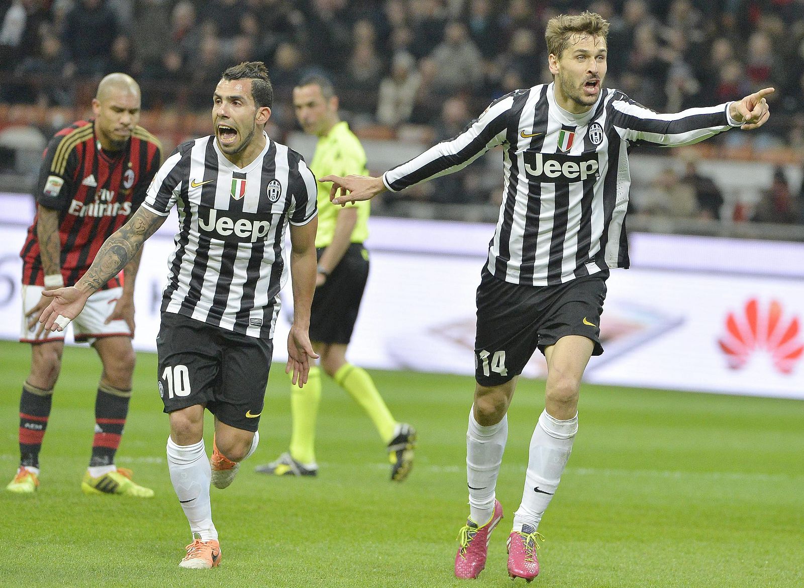 Fernando Llorente y Carlos Tévez celebran el primer gol.