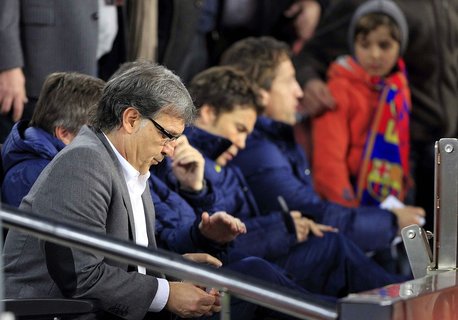 El entrenador argentino del FC Barcelona, Gerardo "Tata" Martino, sentado en la grada cumpliendo el encuentro de sanción