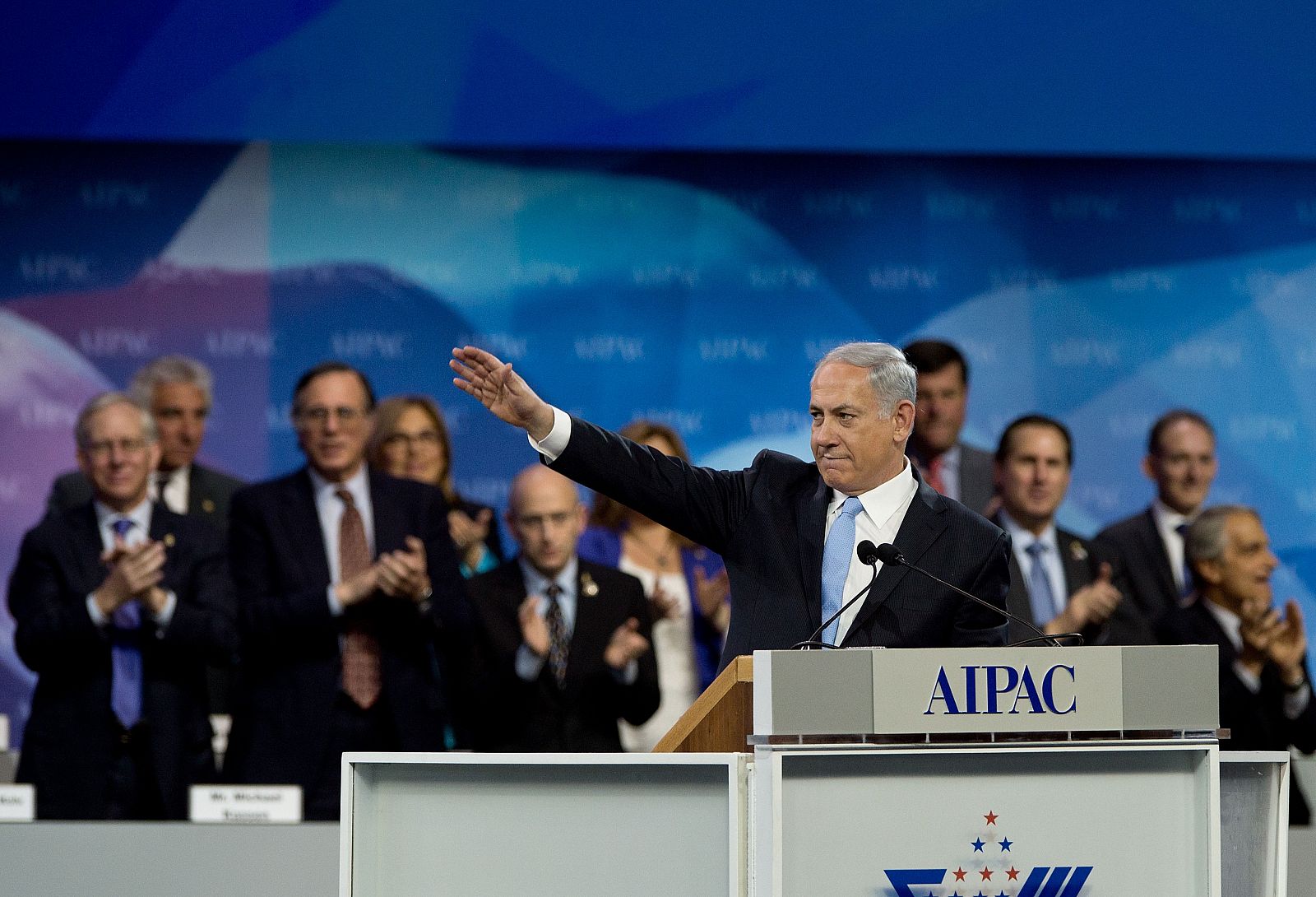 Netanyahu saluda al auditorio del grupo israelí AIPAC en su discurso este martes en Washington.