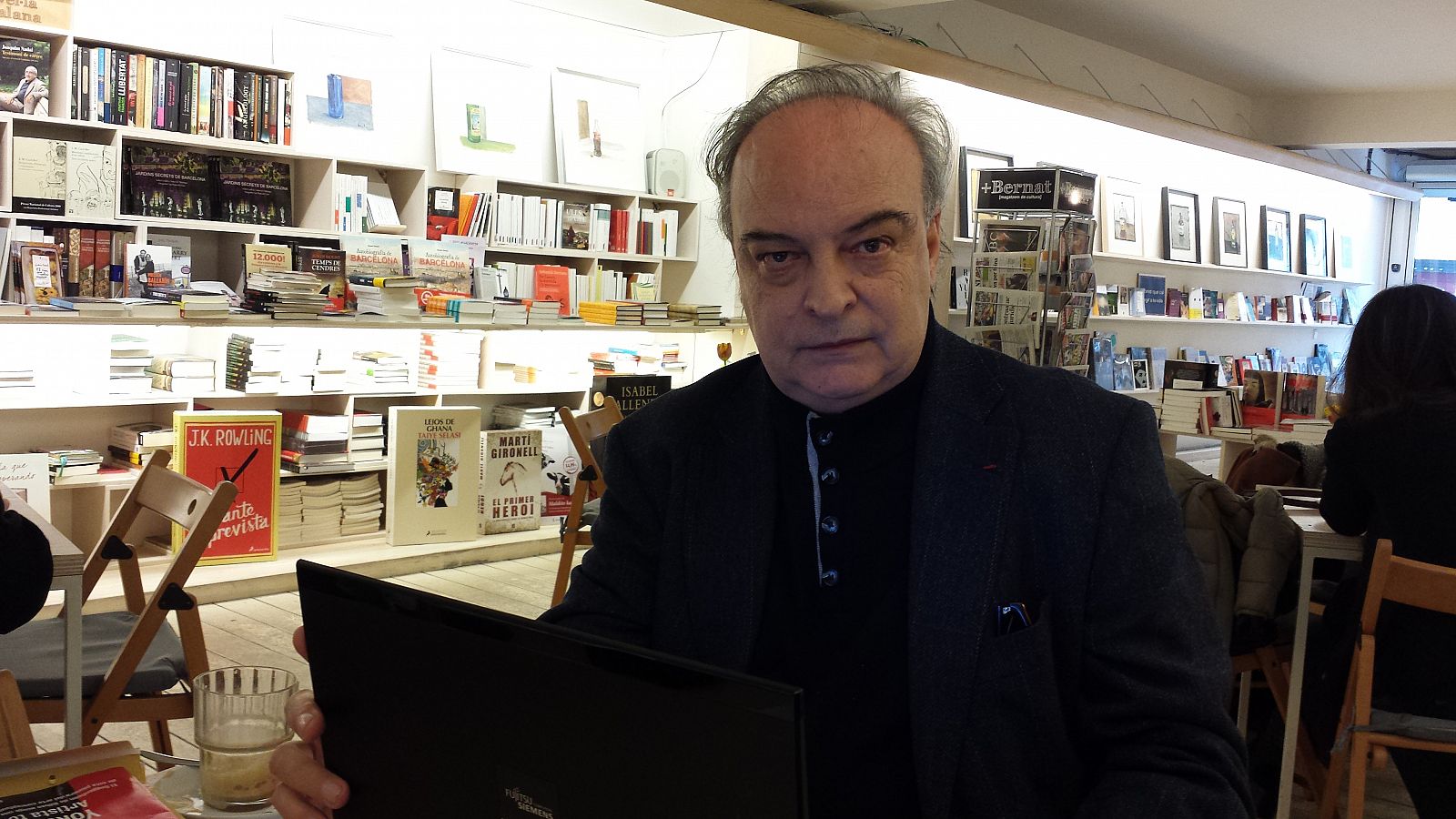  El escritor Enrique Vila-Matas, durante su entrevista para RTVE.es en la librería  +bernat de Barcelona