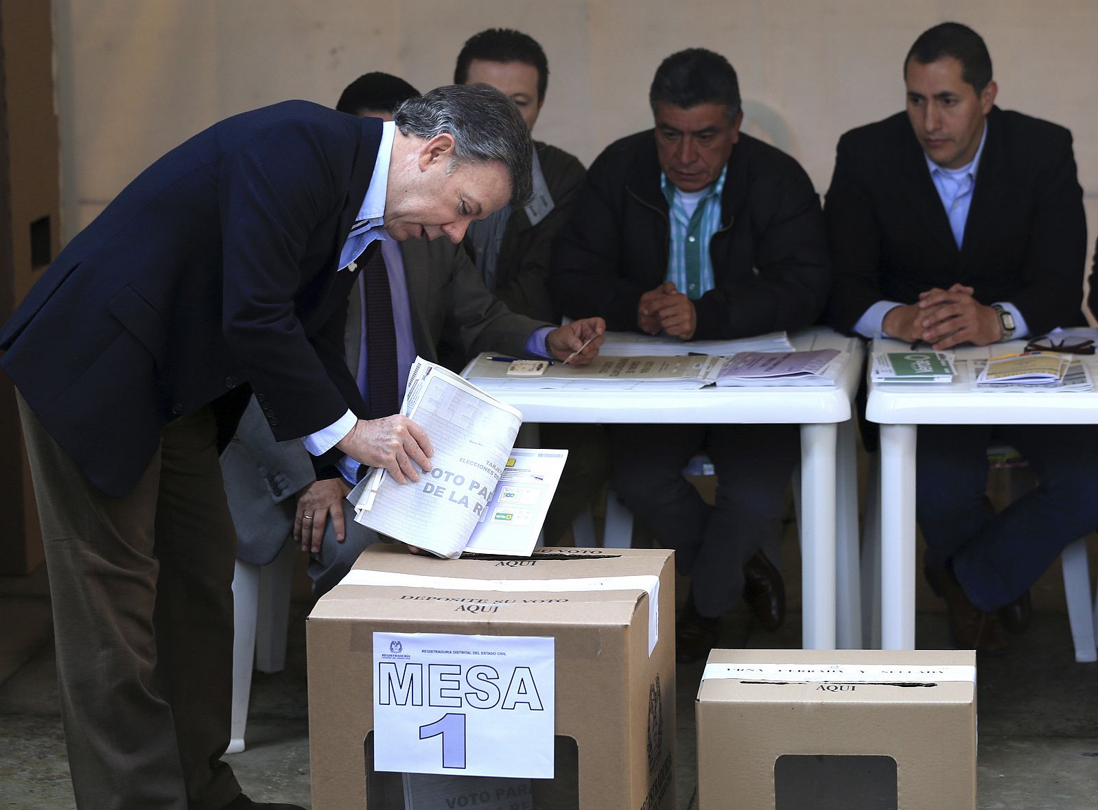 El presidente colombiano, Juan Manuel Santos, vota en un colegio de Bogotá