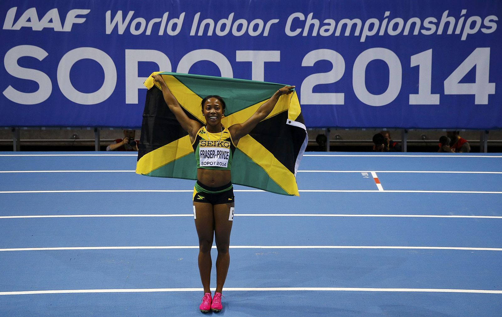 La atleta jamaicana Fraser-Pryce celebra su victoria en la final de 60 metros.