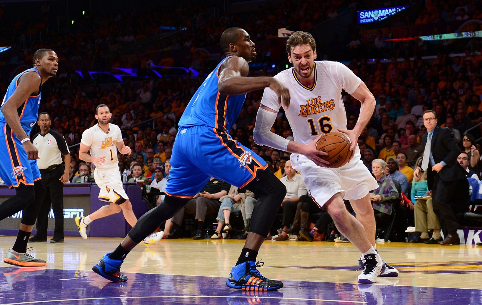 Pau Gasol, de Los Angeles Lakers, corre hacia el aro bajo la presión de Serge Ibaka, de los Oklahoma City Thunder.