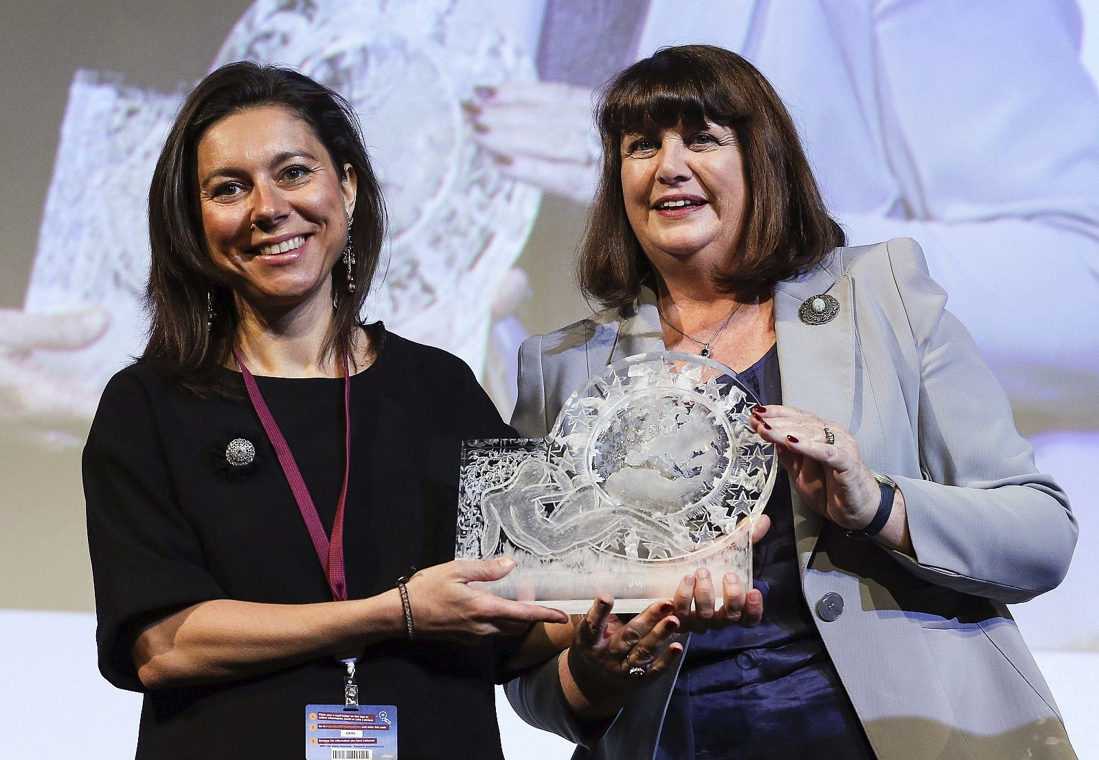 La directora de Starlab España, Ana Maiques Valls, junto a la comisaria de Investigación de la UE, Máire Geoghegan-Quinn tras recibir el tercer premio de "Mujeres Innovadoras 2014".