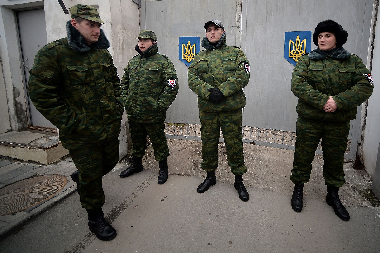 Miembros de las autodenominadas "Fuerzas de autodefensa de Crimea" vigilan la puerta del hospital militar de Simferopol